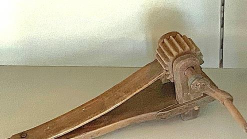 H&ouml;lzerne &bdquo;Ratsche&ldquo;, das Klappern der Ministranten ersetzt vom Gr&uuml;ndonnerstag bis Ostersamstag (Auferstehungsfeier) das Glockengel&auml;ute, mit welchem der Gottesdienst, die Andachten oder &auml;hnliches angek&uuml;ndigt werden.