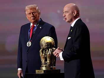 FIFA World Cup 2026 Official Draw Best Buddys: FIFA-Präsident Gianni Infantino (rechts) zeichnete US-Präsident Donald Trump mit dem eigens für diesen erfundenen FIFA-Friedenspreis aus.
