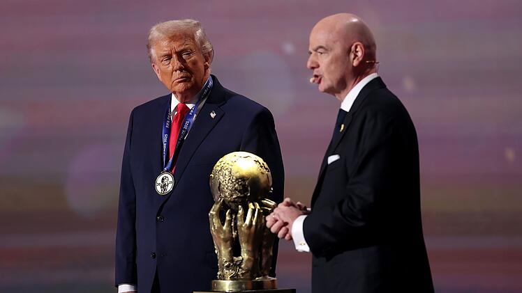 Best Buddys: FIFA-Pr&auml;sident Gianni Infantino (rechts) zeichnete US-Pr&auml;sident Donald Trump mit dem eigens f&uuml;r diesen erfundenen FIFA-Friedenspreis aus.