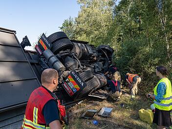 A73-Unfall bei Bamberg: Beladener Laster umgekippt - Fahrbahn gesperrt
