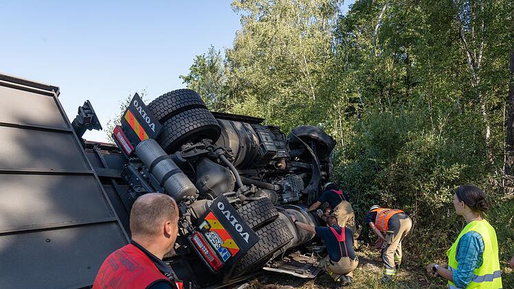A73-Unfall bei Bamberg: Beladener Laster umgekippt - Fahrbahn gesperrt