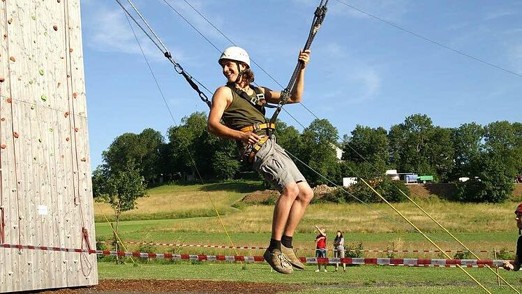 Andreas Nowak, Schlagzeuger der Band "Silbermond" am Giant Swing im Hochseilgarten Volkersberg (anlässlich des 50jährigen Jubiläums der Jugendbildungsstätte Volkersberg 2006)