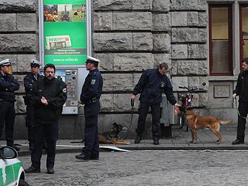 Einsatzkräfte am Donnerstag am Hauptbahnhof in NÜrnberg. Nach ersten Angaben gab es einen Hinweis auf eine Bombe im Parkhaus am Bahnhof. Hunde haben angeschlagen. Fotos: News5/Grundmann