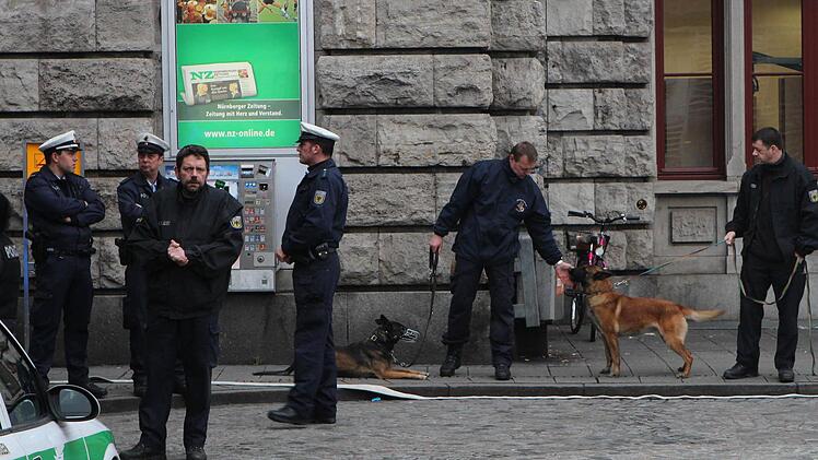 Einsatzkräfte am Donnerstag am Hauptbahnhof in NÜrnberg. Nach ersten Angaben gab es einen Hinweis auf eine Bombe im Parkhaus am Bahnhof. Hunde haben angeschlagen. Fotos: News5/Grundmann