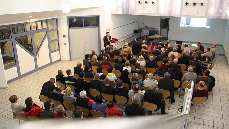 Rund 120 Adelsdorfer Bürger sind zu der Informationsveranstaltung in der Aischgrundhalle gekommen. Foto: Christian Bauriedel