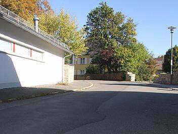 Die Fabrikstraße hat tiefe Risse und hätte schon vor acht Jahren saniert werden müssen: Im Frühling 2016 sollen die Arbeiten auf dem 200 Meter langen Stück zwischen dem Kindergarten und der Firma Boscha aber endlich beginnen. Fotos: Sonja Adam