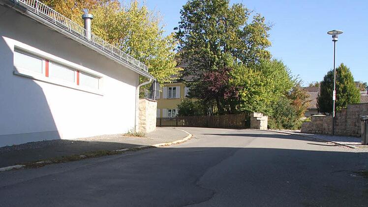 Die Fabrikstraße hat tiefe Risse und hätte schon vor acht Jahren saniert werden müssen: Im Frühling 2016 sollen die Arbeiten auf dem 200 Meter langen Stück zwischen dem Kindergarten und der Firma Boscha aber endlich beginnen. Fotos: Sonja Adam