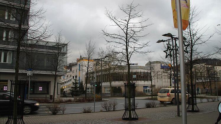 So schaut man vom "Fritz"-Einkaufszentrum auf den Kaufplatz; links die Hauptstelle der Sparkasse. Foto: Stephan Tiroch