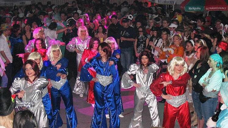 Rappelvolle Halle beim Blütenfasching 2009. Foto: Klaus-Peter Wulf