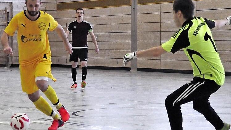 In der B-Klasse 2 ER/PEG streben der SC Herzogenaurach-Nord (li. asd asd) und der ASV Herzogenaurach (re. Torwart gemeinsam Richtung Aufstieg. Bei der Hallenstadtmeisterschaft behielten die gastgebenden "Nordsterne" klar mit 5:1 die Oberhand.  Foto: Alexander Zmenda