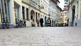 Rätselhafte Rissbildung in der Sandstraße.   Fotos: M. Wehner