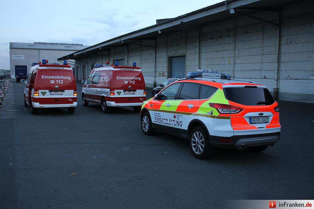 Müllberg am Nürnberger Hafen fängt Feuer – Großeinsatz der Feuerwehr