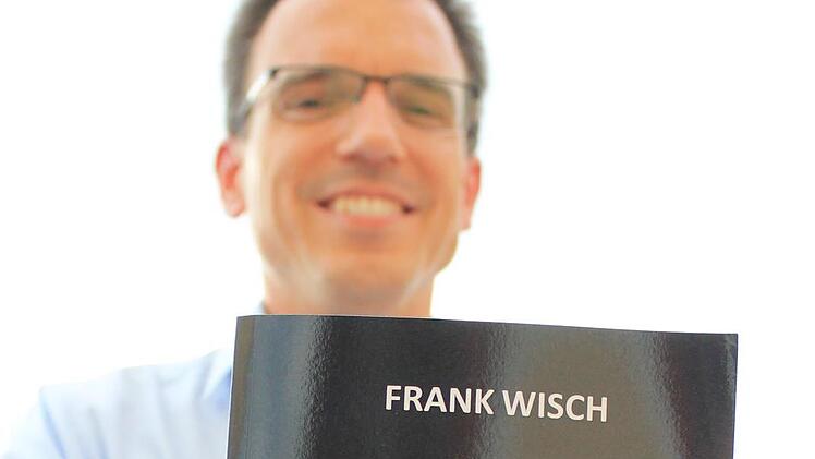 Der Autor Frank Wisch mit seinem Buch "Pharmawahn" Foto: Dominic Buckreus