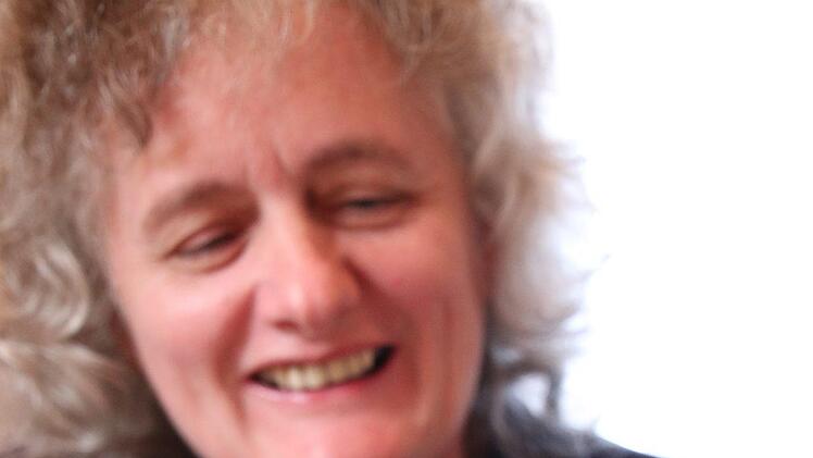 Mit viel Geduld bemalt die 54-Jährige jedes Osterei per Hand.