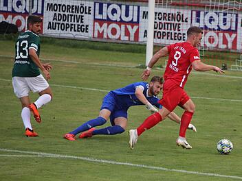 Das war der erste Rainer Streich: Maximilian K&auml;ser (rot) ist auf und davon, narrt erst den Schweinfurter Kapit&auml;n Stefan Kleineheismann, umkurvt dann Torh&uuml;ter Luis Zwick - 1:0.  Michael Bauer