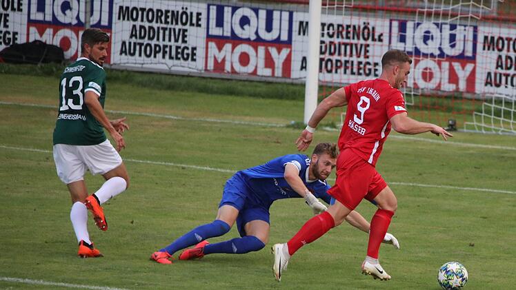 Das war der erste Rainer Streich: Maximilian K&auml;ser (rot) ist auf und davon, narrt erst den Schweinfurter Kapit&auml;n Stefan Kleineheismann, umkurvt dann Torh&uuml;ter Luis Zwick - 1:0.  Michael Bauer