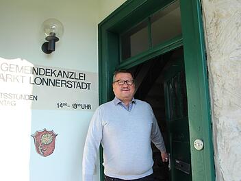 Nach 18 Jahren in der Kommunalpolitik schließt Stefan Himpel Ende März die Rathaustür in Lonnerstadt.   Foto: Andreas Dorsch