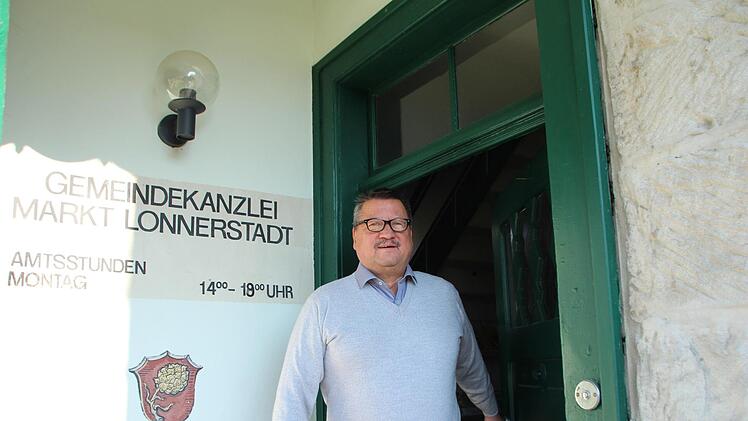 Nach 18 Jahren in der Kommunalpolitik schließt Stefan Himpel Ende März die Rathaustür in Lonnerstadt.   Foto: Andreas Dorsch