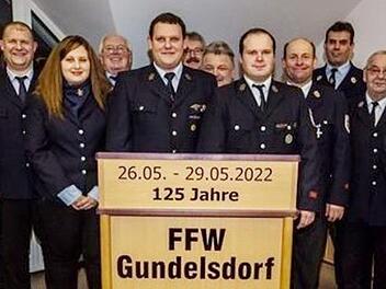 Der neu gewählte Vorstand der Feuerwehr Gundelsdorf mit (von links) Drittem Bürgermeister Markus Wich, Schriftführer Johannes Zwingmann, Hauptkassierer Marco Wich, Kinderbetreuerin Verena Schwemmlein, Ehrenvorsitzendem Wolfgang Teupel, Vorsitzendem Christian Schwemmlein, Kommandant Hans Heinrich Mahr, Vertrauensmann Thomas Welsch, Zweitem Vorsitzenden Jens Mahr sowie den Vertrauensmännern Harald Welscher, Karlheinz Kreul, Hans Neuber und Christian Barnickel Foto: privat