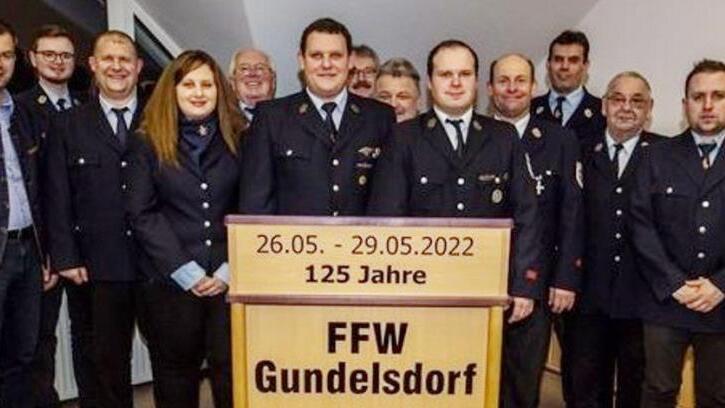 Der neu gewählte Vorstand der Feuerwehr Gundelsdorf mit (von links) Drittem Bürgermeister Markus Wich, Schriftführer Johannes Zwingmann, Hauptkassierer Marco Wich, Kinderbetreuerin Verena Schwemmlein, Ehrenvorsitzendem Wolfgang Teupel, Vorsitzendem Christian Schwemmlein, Kommandant Hans Heinrich Mahr, Vertrauensmann Thomas Welsch, Zweitem Vorsitzenden Jens Mahr sowie den Vertrauensmännern Harald Welscher, Karlheinz Kreul, Hans Neuber und Christian Barnickel Foto: privat