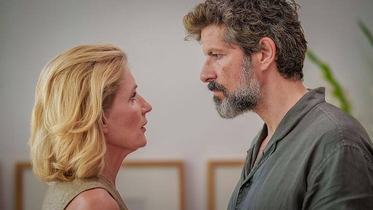 Top-&Auml;rztin Martina (Maria Furtw&auml;ngler) verh&auml;lt sich im ARD-Drama "Bis zur Wahrheit" nach dem Urlaub zweier befreundeter Familien irgendwie seltsam. So empfindet es jedenfalls ihr Ehemann Andi (Pasquale Aleardi). Im Urlaub erlebte Martina einen sexuellen &Uuml;bergriff durch den Sohn ihrer Freundin.