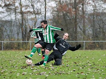 Der Reckendorfer Michael Arndt (l.) wird von Heiko Heider (Spfr. Bamberg) attackiert. Die Spielszene stammt aus der Begegnung vom 16. Spieltag am 17. November 2012 in der Kreisklasse Bamberg 1, als Reckendorf auswärts mit 8:2 gewann. Foto: Sportpress