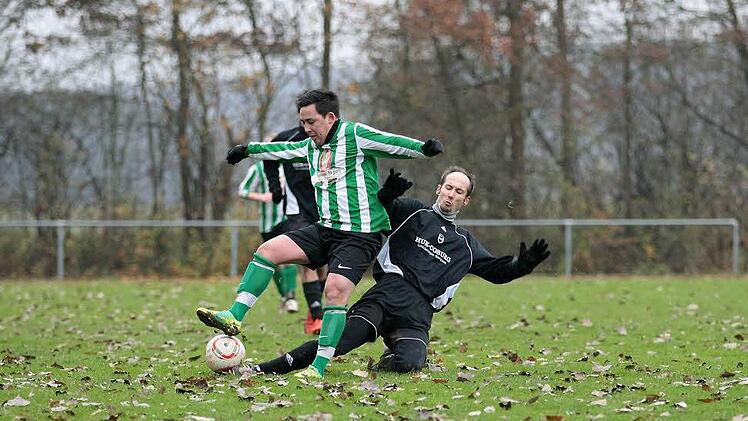 Der Reckendorfer Michael Arndt (l.) wird von Heiko Heider (Spfr. Bamberg) attackiert. Die Spielszene stammt aus der Begegnung vom 16. Spieltag am 17. November 2012 in der Kreisklasse Bamberg 1, als Reckendorf auswärts mit 8:2 gewann. Foto: Sportpress
