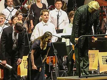 Dirigent Ari Rasilainen, Solisten, Chor und Orchester ernteten minutenlangen Applaus. Foto: RiegerPress