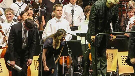 Dirigent Ari Rasilainen, Solisten, Chor und Orchester ernteten minutenlangen Applaus. Foto: RiegerPress