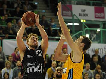 Der Bayreuther Beckham Wyrick (links) visiert gegen Levon Kendall von Alba Berlin den Korb an.  Foto: Issner/Eibner-Pressefoto