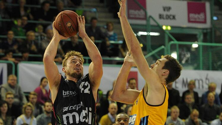 Der Bayreuther Beckham Wyrick (links) visiert gegen Levon Kendall von Alba Berlin den Korb an.  Foto: Issner/Eibner-Pressefoto
