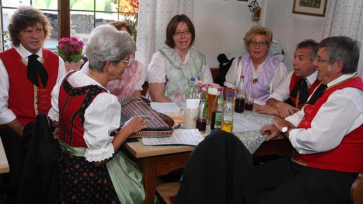 Die Effeltricher Trachtensänger machten, begleitet von Ulrike Schübel an der Zither, Musik bei der Vorstellung von "Kunst & Genuss". Foto: Franz Galster