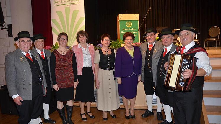 Landtagspräsidentin Barbara Stamm (Sechste von links) inmitten der Landfrauenführung, Kreisbäuerin Rosa Zehnter (Vierte von links), stellvertretender Kreisbäuerin Marina Herr (Dritte von links), Humoristin Ulla Steiner (Fünfte von linkls) und die Haache Stöckraache  Foto: Hofmann