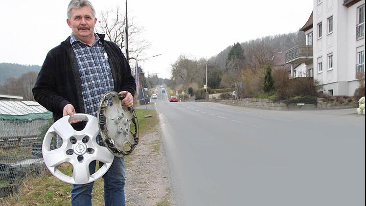 Die Autos verlieren am Hammelburger Berg, Bad Brückenau, regelmäßig Radkappen - so holprig ist die Strecke. Das erzählt Anwohner Jürgen Hurrlein. Foto: Ulrike Müller