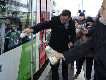Bürgermeister Armin Warmuth (links) und EB-Betriebsleiter Hans-Christian Hagans (rechts) tauften den UnterfrankenShuttle auf den Namen der Stadt - natürlich standesgemäß mit einem Hammelburger Sekt.  Foto: Winfried Ehling