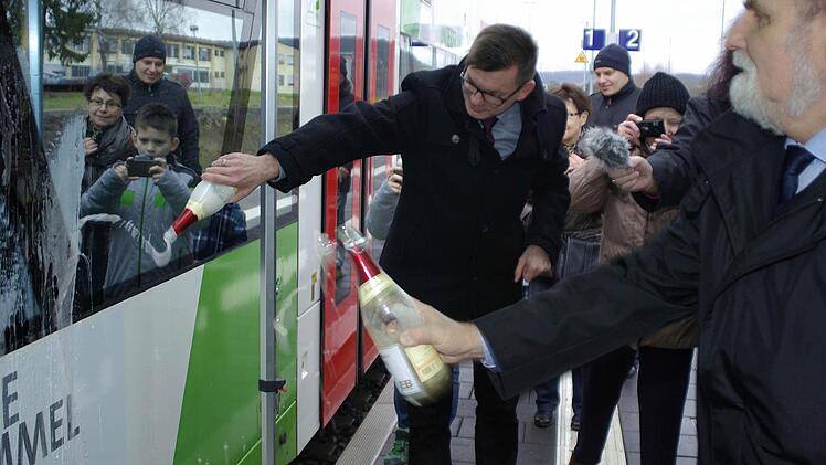Bürgermeister Armin Warmuth (links) und EB-Betriebsleiter Hans-Christian Hagans (rechts) tauften den UnterfrankenShuttle auf den Namen der Stadt - natürlich standesgemäß mit einem Hammelburger Sekt.  Foto: Winfried Ehling