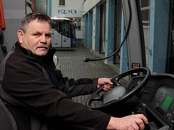 Der Feuerthaler Armin Kuchenbrod zählt bei der KOB GmbH zu den Busfahrern mit der größten In- und Auslandserfahrung. Binnen 33 Jahren als Berufskraftfahrer in der Sparte Personenverkehr hat er mehr als zwei Millionen Kilometer am Lenkrad eines Busses unfallfrei absoviert. Foto: Karlheinz Franz