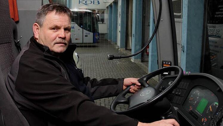 Der Feuerthaler Armin Kuchenbrod zählt bei der KOB GmbH zu den Busfahrern mit der größten In- und Auslandserfahrung. Binnen 33 Jahren als Berufskraftfahrer in der Sparte Personenverkehr hat er mehr als zwei Millionen Kilometer am Lenkrad eines Busses unfallfrei absoviert. Foto: Karlheinz Franz