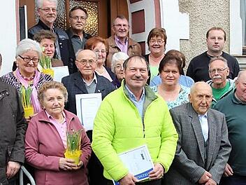 Die Geehrten des Thurnauer VdK: Georg Bär (90/vorne, Dritter von rechts) wurde für 70 Jahre Mitgliedschaft im VdK geehrt; links Vorsitzender Erhard Höhler-Brockmann. Foto: Katharina Müller-Sanke