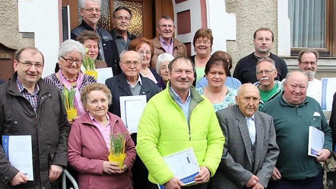 Die Geehrten des Thurnauer VdK: Georg Bär (90/vorne, Dritter von rechts) wurde für 70 Jahre Mitgliedschaft im VdK geehrt; links Vorsitzender Erhard Höhler-Brockmann. Foto: Katharina Müller-Sanke