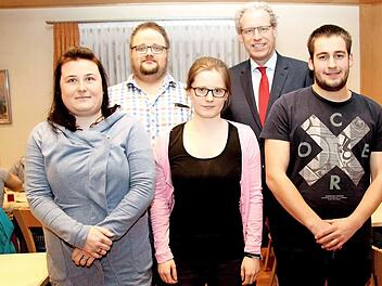 German Hacker (2. v. r.) gratulierte Stephanie Himmler, Markus Pieper, Jasmin Schwarz und Tobias Heuback (v. l.) zur Wahl. Foto: Richard Sänger
