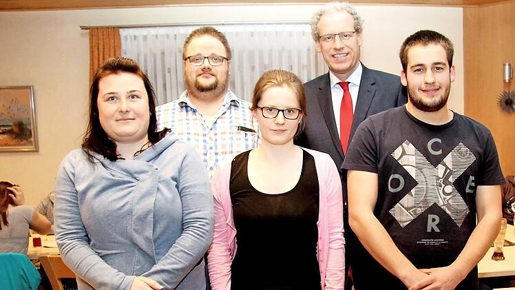 German Hacker (2. v. r.) gratulierte Stephanie Himmler, Markus Pieper, Jasmin Schwarz und Tobias Heuback (v. l.) zur Wahl. Foto: Richard Sänger