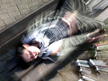 In Saalfeld (Th&uuml;ringen) ist am Dienstag (23. Mai 2018) eine 40-j&auml;hrige sturzbetrunken kollabiert. Symbolbild: Marcus F&uuml;hrer / dpa