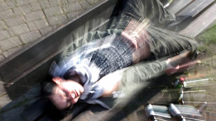 In Saalfeld (Th&uuml;ringen) ist am Dienstag (23. Mai 2018) eine 40-j&auml;hrige sturzbetrunken kollabiert. Symbolbild: Marcus F&uuml;hrer / dpa