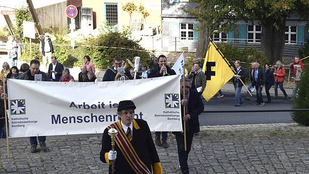 Kirchenschweizer Daniel Reitz f&uuml;hrte die Wallfahrer in die Basilika. Fotos: Andreas Welz