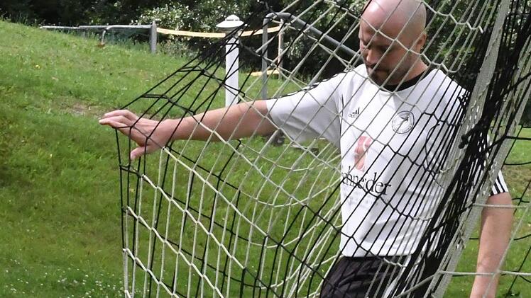 Netzwerker wider Willen I: Gleich fünf Treffer kassierte der TSV Steinach im Heimspiel gegen den TSV Großbardorf II. Foto: Hopf