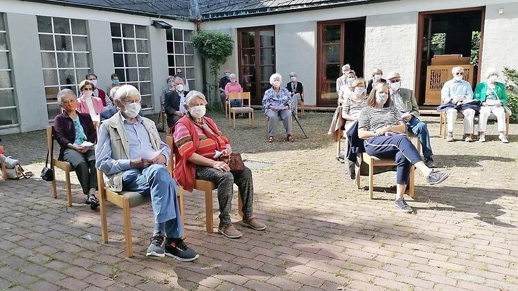 Nur wer zusammen in einem Haushalt lebt, durfte direkt nebeneinander sitzen. Foto: Norbert Bechstein