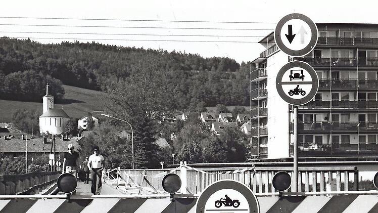 Eine Zeitlang war die Brücke für den Verkehr gesperrt.