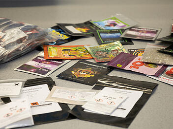 Die bunten Tütchen sehen harmlos aus, dabei enthalten sie gefährliche Drogen.