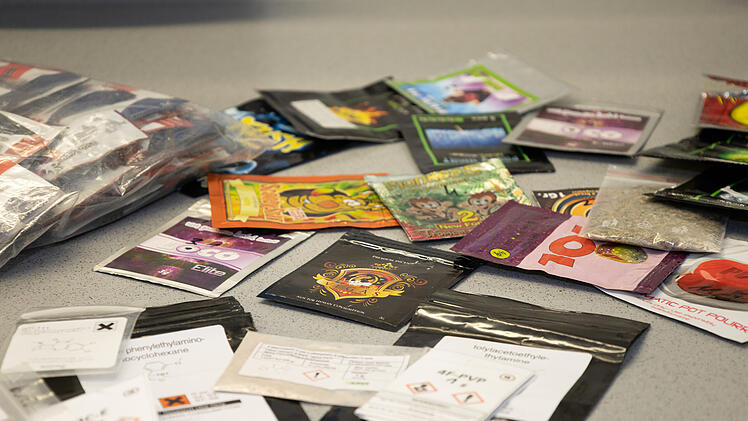 Die bunten Tütchen sehen harmlos aus, dabei enthalten sie gefährliche Drogen.